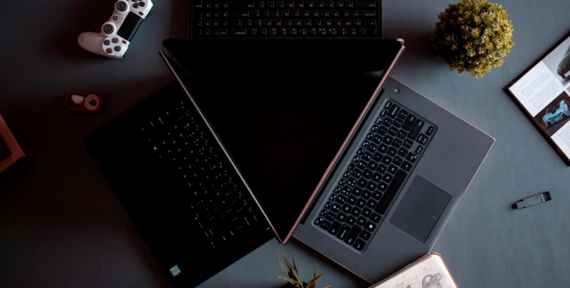 Specjalista Tezaxya podczas pracy z systemami finansowymi